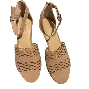New Liz Claiborne Tan Suede wedges